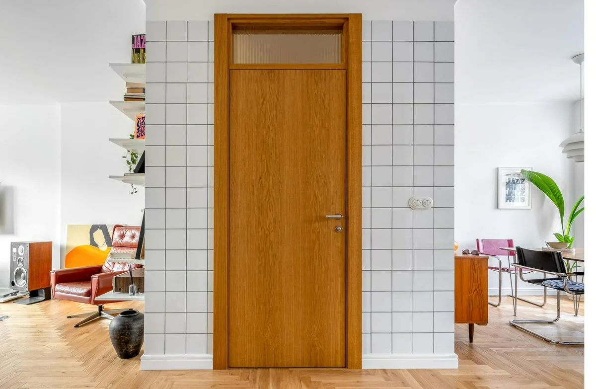 Rebateless door with a fanlight, natural oak veneer