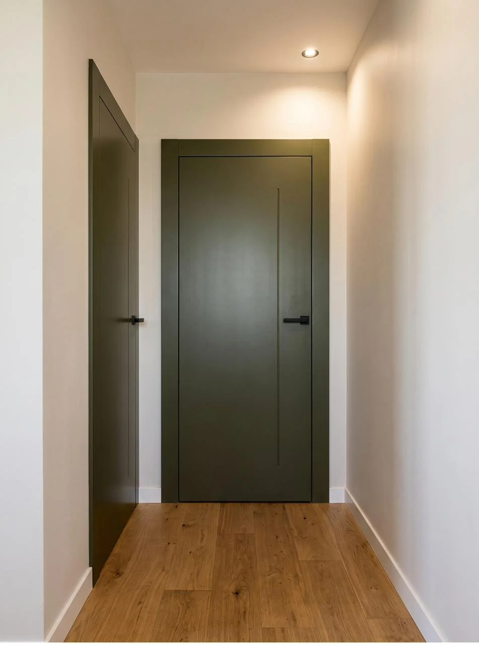 Door lacquered in bottle green with routing