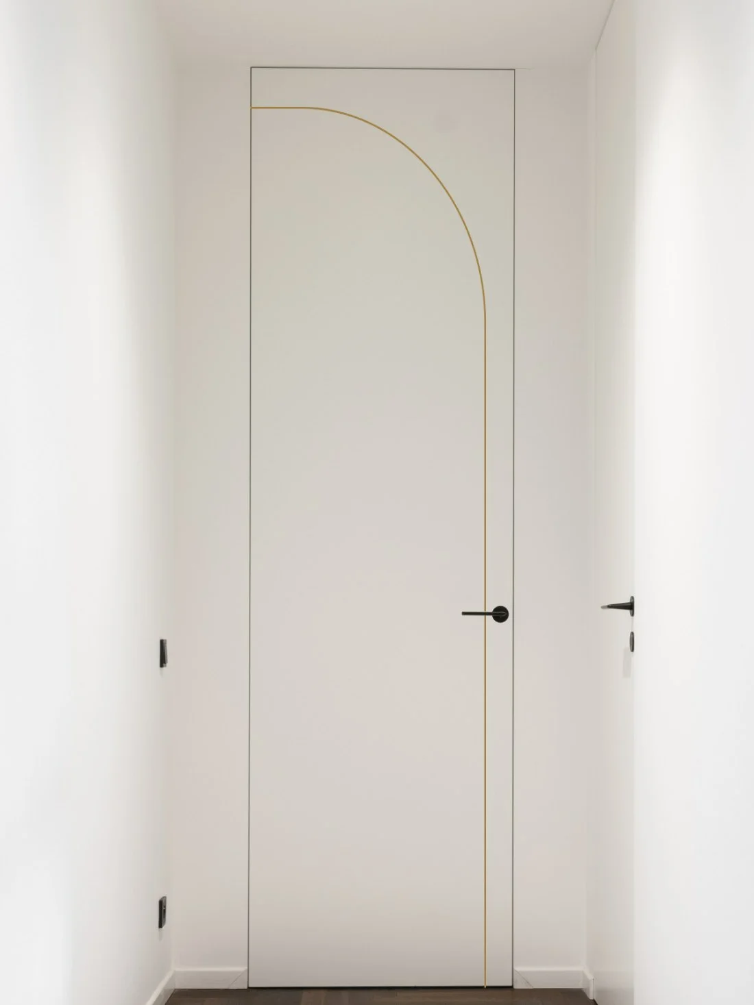 Concealed door with pattern G1 — a folded gilt line on a white leaf