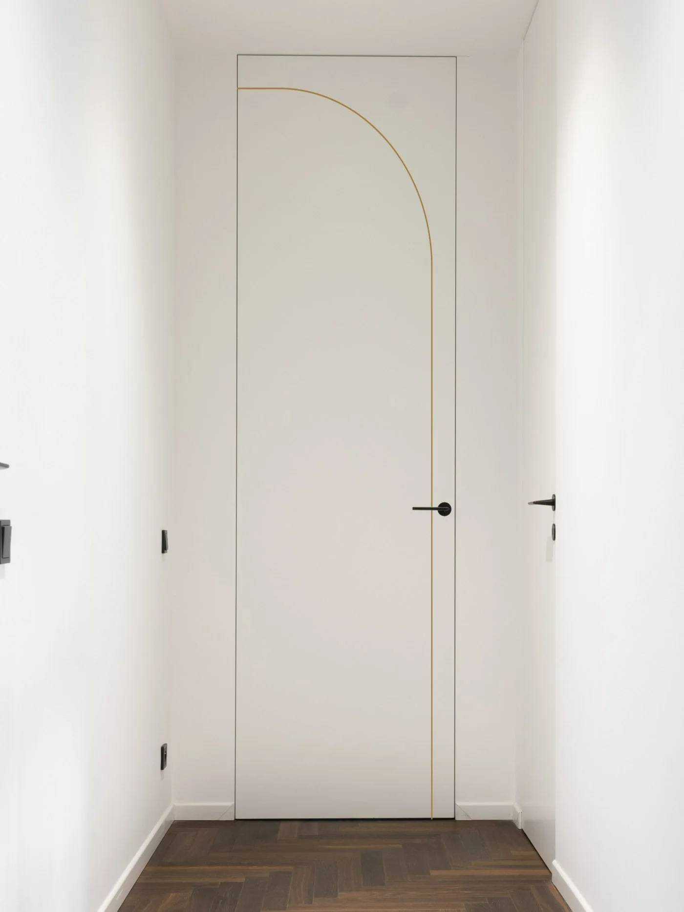 Rebateless door from the Geometria collection, pattern G1 — a single folded gilt line on a white leaf