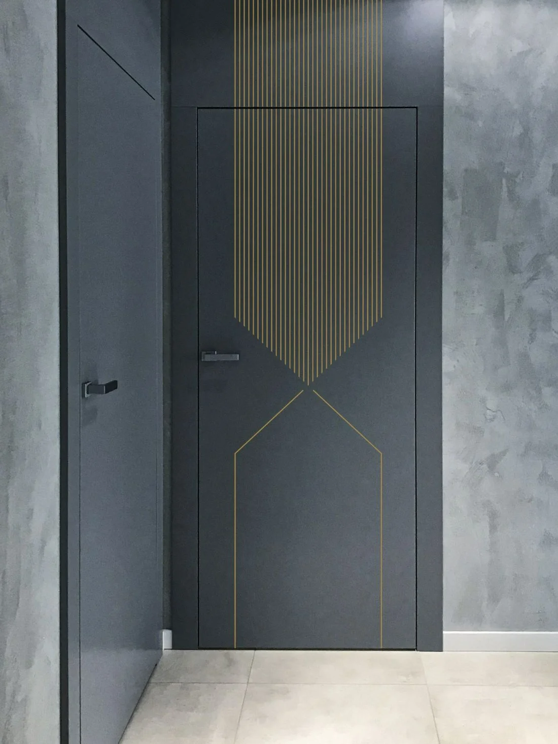 Geometria door in graphite lacquer with a gilded line
