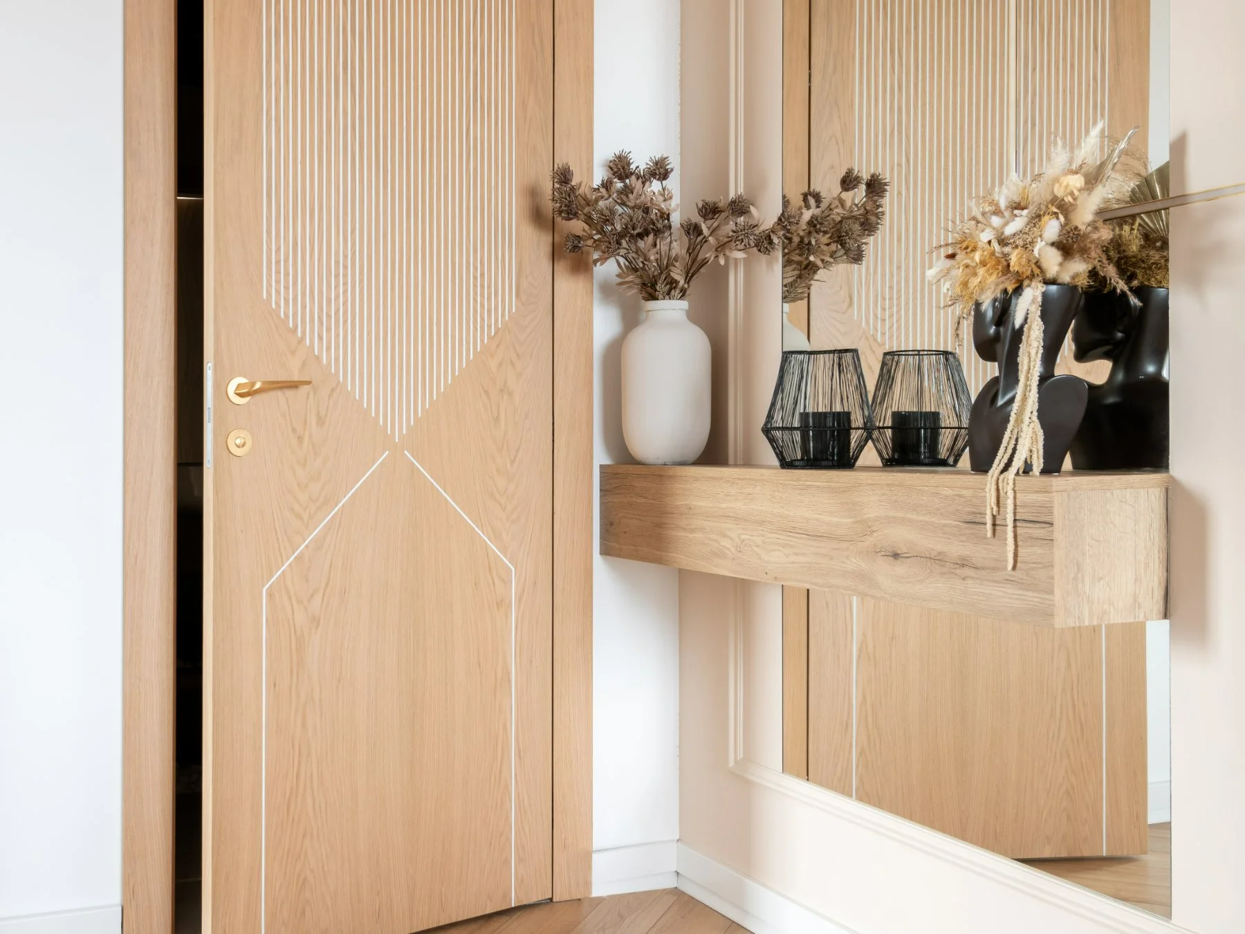 Entrance hall with a Geometria door in natural oak and a panel above the leaf